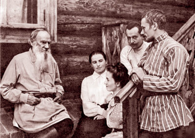 Лев Толстой и Александр Гольденвейзер (справа)