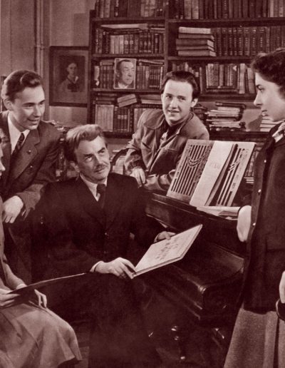 Студенты, недавние выпускники ЦМШ - Н. А. Фомина, А. Г. Гинзбург, Е. В. Малинин, В. В. Горностаева и профессор Г. Г. Нейгауз, 1947-1949 гг.